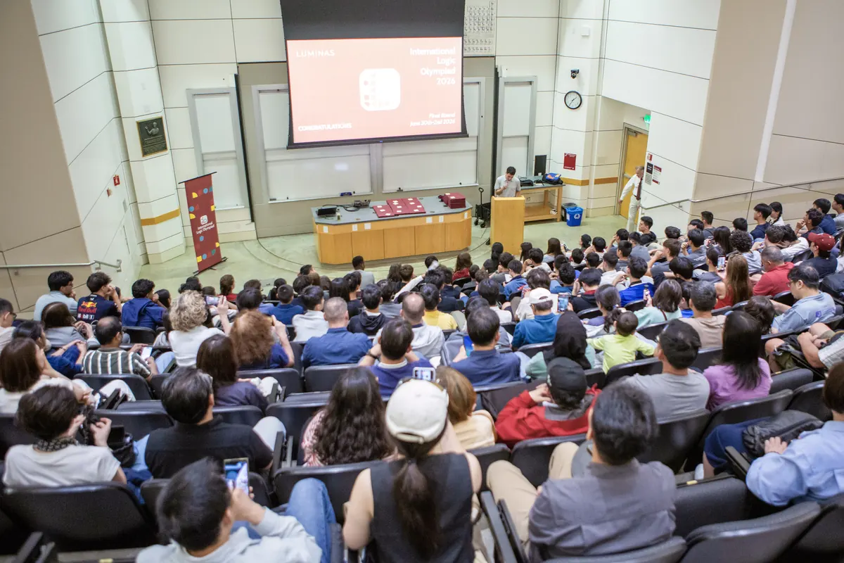 A full lecture hall before the round begins